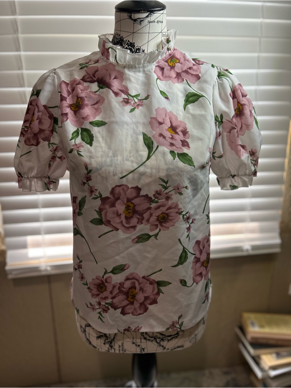 Women’s White Floral Puff-Sleeve Top